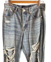 Load image into Gallery viewer, Aéropostale Ripped Jean • 6
