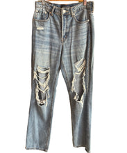 Load image into Gallery viewer, Aéropostale Ripped Jean • 6
